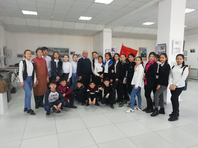 Көрмеге барып қайтты