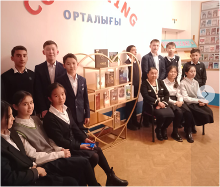 "COWORKING"орталығына заманауи кітап сөресі сыйға тартылды